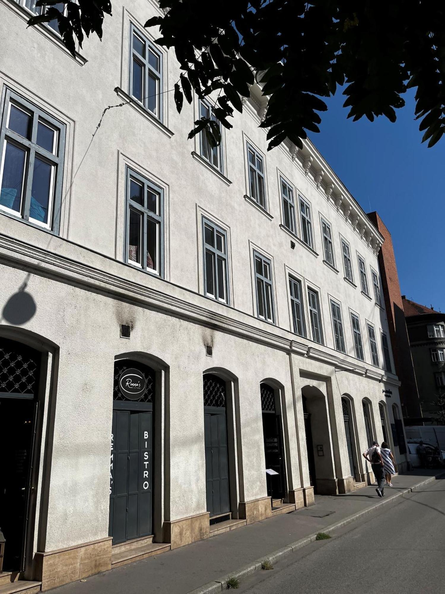 Quiet Rooms In The Bustling City Center — Photos 2