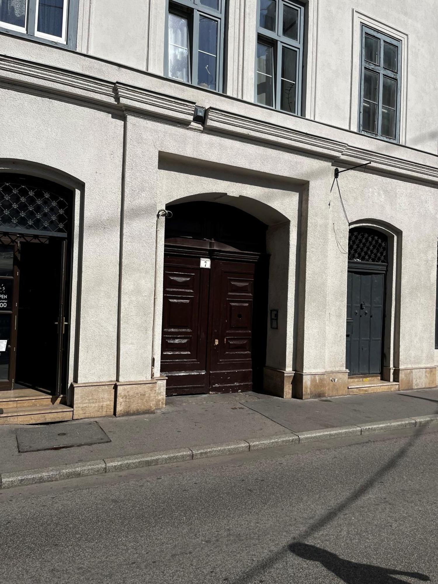 Quiet Rooms In The Bustling City Center — Photos 1